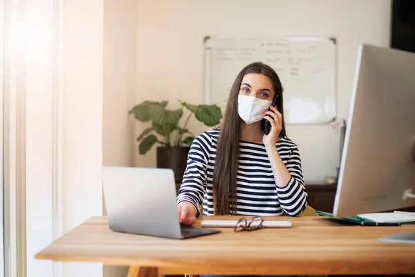 Shot Young Businesswoman Wearing Casual Clothes Face Mask While Working — Foto de Stock