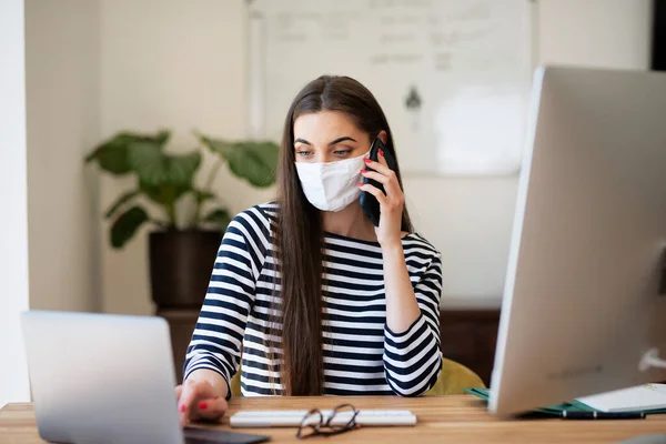 Shot Young Businesswoman Wearing Casual Clothes Face Mask While Working — Foto de Stock