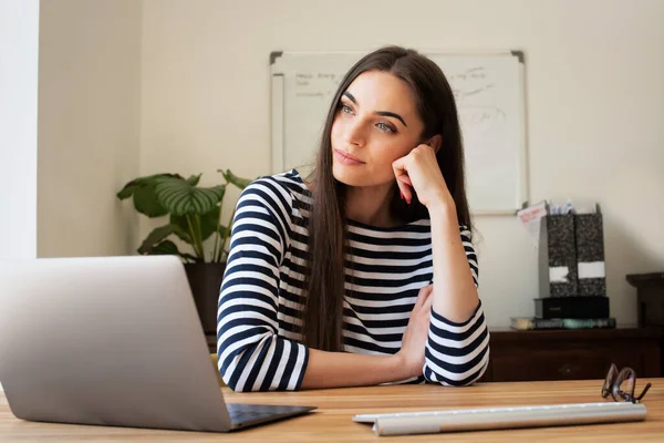 Smiling Young Woman Using Her Laptop While Sitting Desk Daydreaming — Φωτογραφία Αρχείου