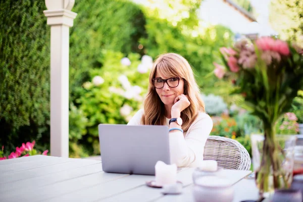 Attractive Middle Aged Woman Using Laptop While Sitting Backyard Home —  Fotos de Stock