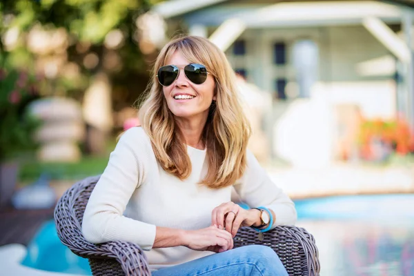 Close Portrait Shot Smiling Mature Woman Relaxing Backyard Home — 스톡 사진