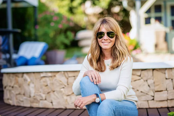 Close Portrait Shot Smiling Mature Woman Relaxing Backyard Home — 스톡 사진