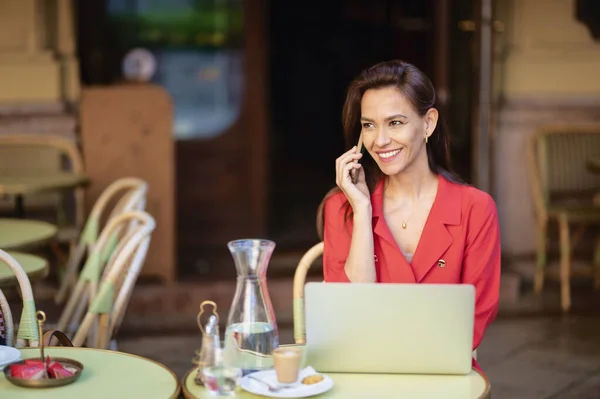 Attractive Woman Having Call Using Her Laptop While Sitting Outdoors — Stok fotoğraf