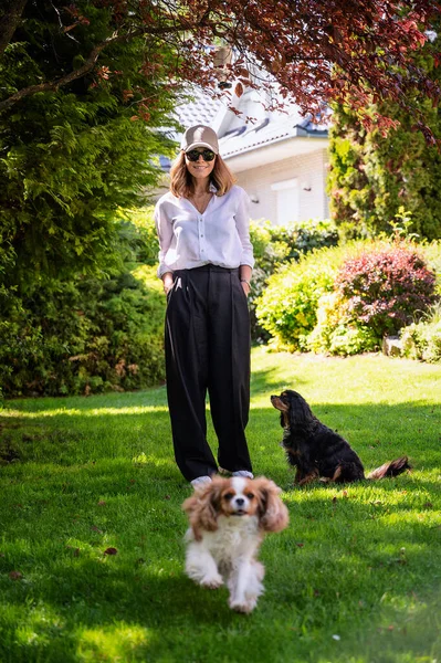 Smiling Woman Standing Backyard Her Cute Puppies — Foto Stock