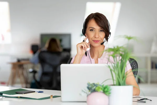 Kundtjänst Assistent Bär Headset Medan Sitter Bakom Sin Dator Och — Stockfoto