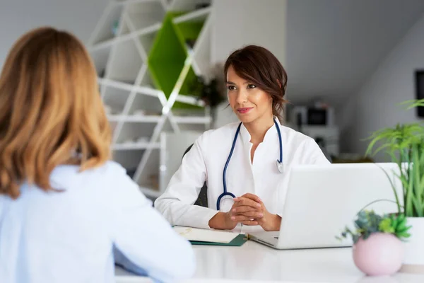 Medica Femminile Che Lavora Ufficio Ascolta Paziente Mentre Spiega Suoi — Foto Stock