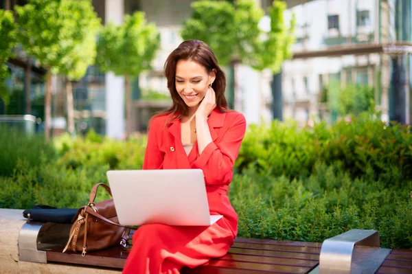 Attractive Businesswoman Using Her Laptop While Sitting Bench Working Online — Zdjęcie stockowe