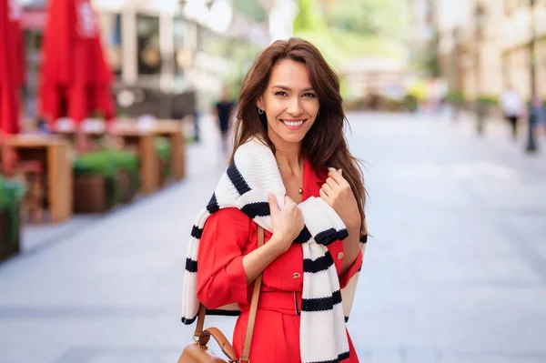 Portrait Attractive Brown Haired Woman Wearing Casual Clothes While Walking — Φωτογραφία Αρχείου