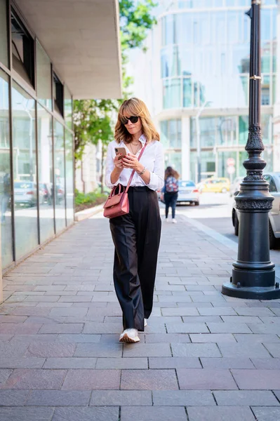 Attractive Woman Wearing Sunglasses Text Messaging While Walking Sidewalk City — Φωτογραφία Αρχείου