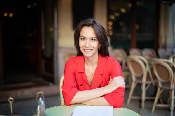 Portrait Attractive Woman Sitting Outdoor Cafe Terrace While Looking Camera — Fotografia de Stock