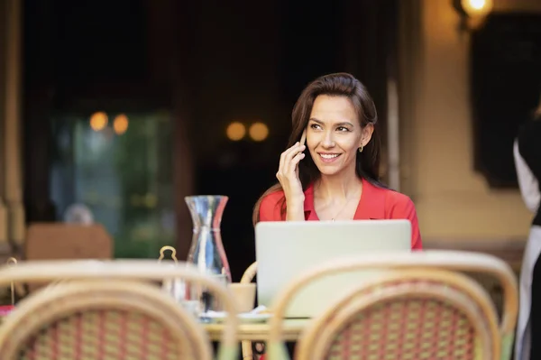 Portrait Attractive Brown Haired Woman Outdoor Coffee Table — Fotografia de Stock