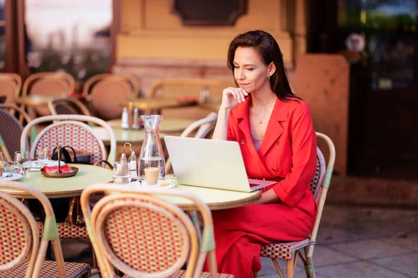 Portrait Attractive Brown Haired Woman Outdoor Coffee Table — Fotografia de Stock