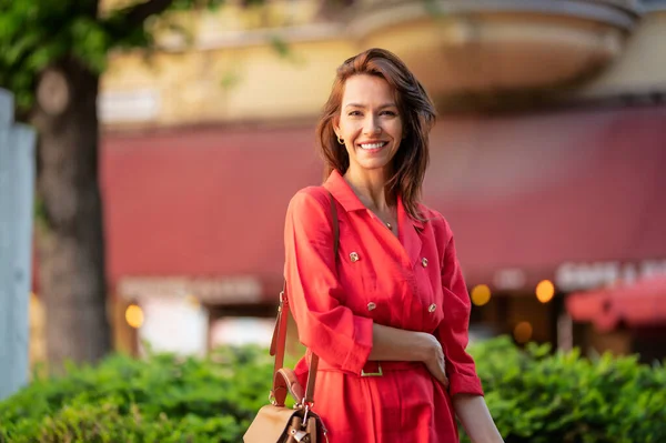 Portrait Attractive Brown Haired Woman Wearing Casual Clothes While Walking — Stock fotografie