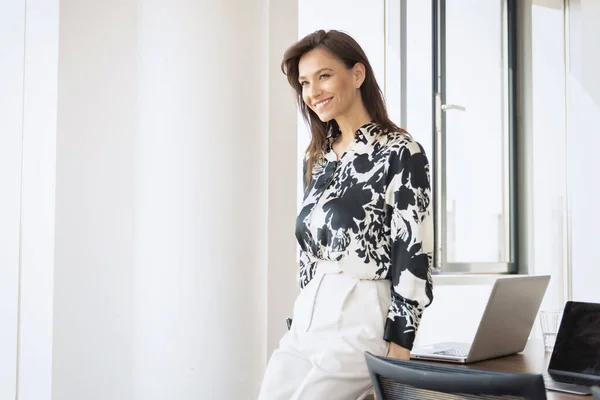 Shot Mature Businesswoman Portrait While Standing Modern Office — Stok fotoğraf