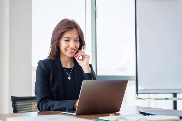 Shot Mature Businesswoman Using Laptop Modern Office While Video Call — Φωτογραφία Αρχείου