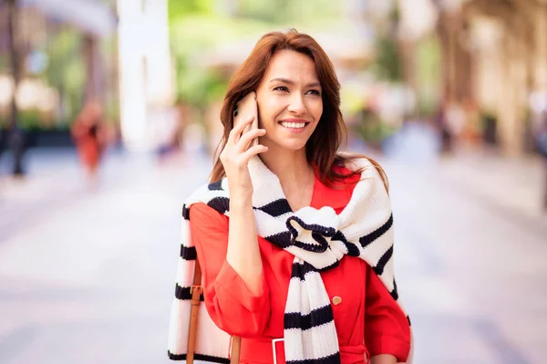 Portrait Smiling Woman Walking Street Using Mobile Phone City Life — ストック写真