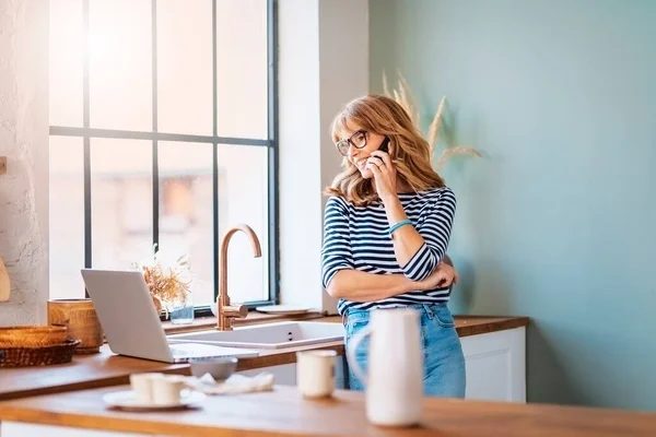 Confident Middle Aged Woman Talking Somebody Her Mobile Phone While — Stockfoto