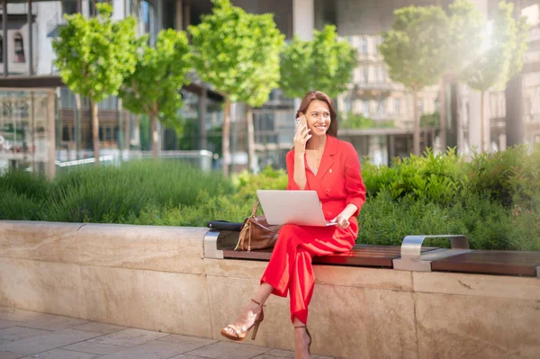 Attractive Businesswoman Using Her Laptop Mobile Phone While Sitting Bench — Φωτογραφία Αρχείου