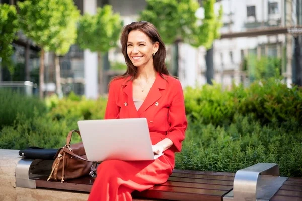 Attractive Businesswoman Using Her Laptop While Sitting Bench Park Working — 图库照片