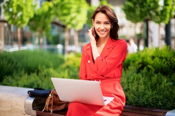 Attractive Businesswoman Using Her Laptop While Sitting Bench Park Working — Foto Stock