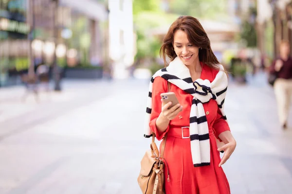 Smiling Middle Aged Woman Text Messaging Smartphone Beautiful Female Wearing — Stock Photo, Image