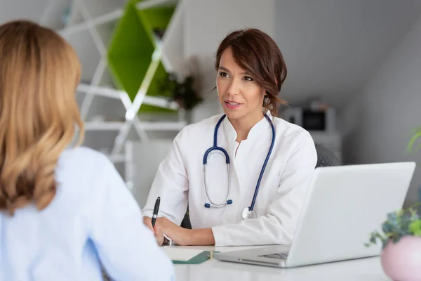 Ofiste Çalışan Semptomlarını Açıklayıp Danışmanlık Yaparken Hastayı Dinleyen Kadın Doktor — Stok fotoğraf