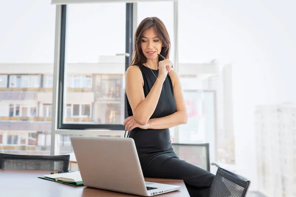 Mature Businesswoman Sitting Her Desk Discussing Video Call Meeting Female — Stock fotografie