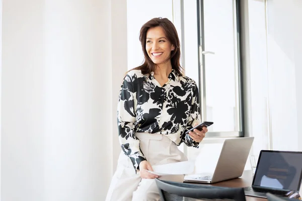 Happy Businesswoman Sitting Office Desk Text Messaging While Working Office — ストック写真