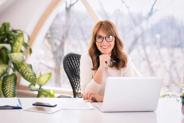 Shot Happy Mature Businesswoman Sitting Office Desk Using Laptop While — Stockfoto