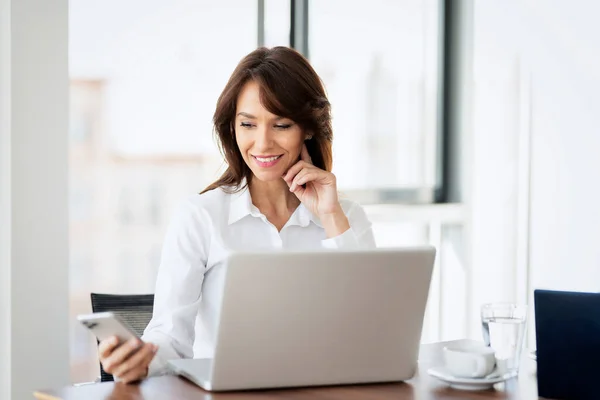 Attractive Businesswoman Text Messaging Using Laptop While Working Office — Zdjęcie stockowe