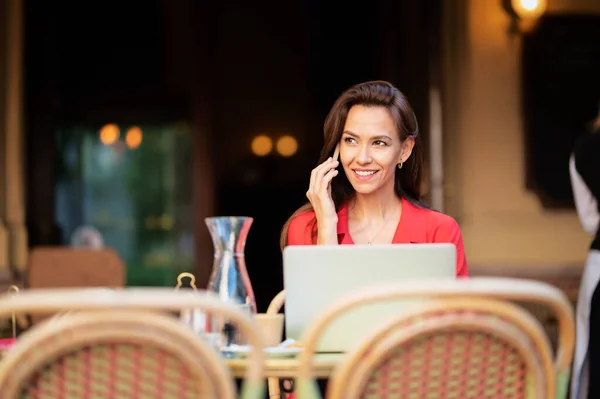 Attractive Woman Having Call Using Her Laptop While Sitting Outdoors — Foto de Stock