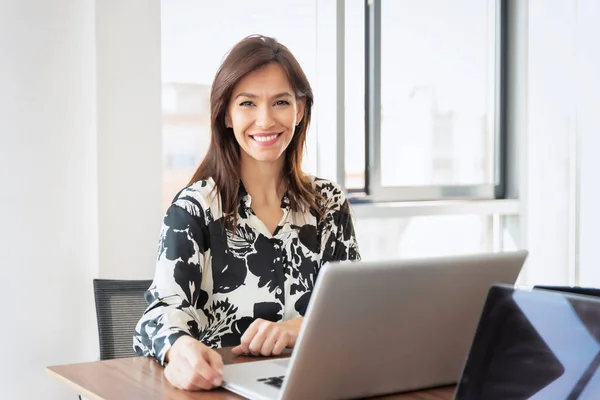 Portrait Shot Mature Businesswoman Using Laptop Her Desk Modern Office — Stockfoto