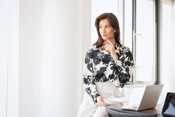 Kendine Güvenen Bir Kadınının Modern Bir Ofiste Oturup Dizüstü Bilgisayarla — Stok fotoğraf