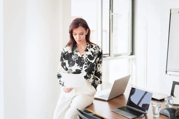 Tänkande Affärskvinna Hålla Dokument Och Känna Stress När Sitter Ett — Stockfoto