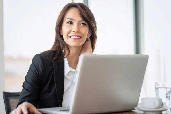 Gros Plan Une Femme Affaires Âge Moyen Assise Bureau Travaillant — Photo