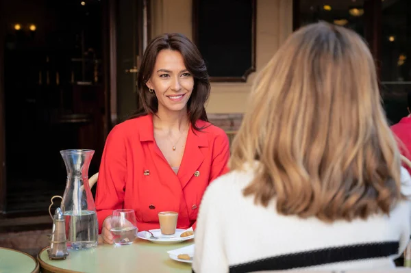 Freundinnen Unterhalten Sich Café Attraktive Frau Mit Brünetten Haaren Trägt — Stockfoto