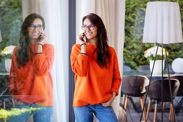 Retrato Una Mujer Alegre Haciendo Una Llamada Mientras Estaba Pie — Foto de Stock