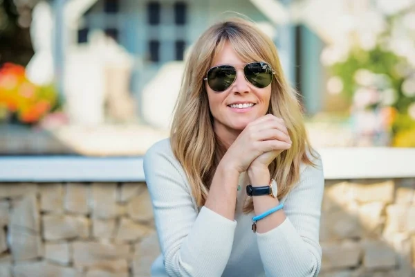 Porträt Einer Frau Mittleren Alters Die Sonnenbrille Trägt Und Hause — Stockfoto