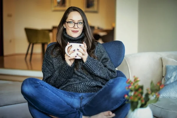 Foto Una Atractiva Joven Bebiendo Relajándose Sillón Mujer Sonriente Que —  Fotos de Stock