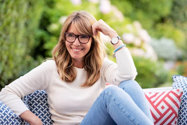 Retrato Mulher Meia Idade Com Sorriso Alegre Relaxante Espreguiçadeira Varanda — Fotografia de Stock