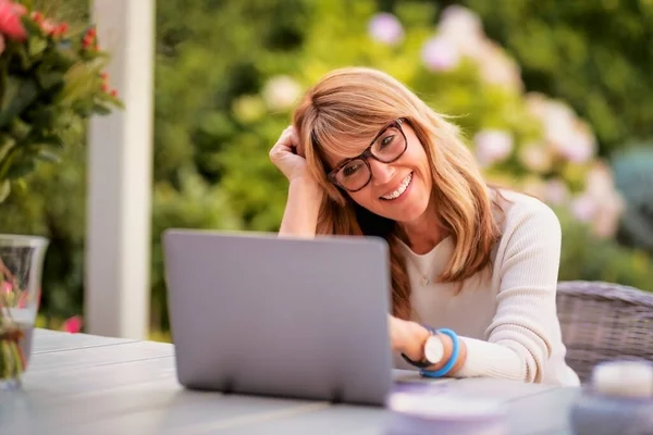 Aantrekkelijke Vrouw Van Middelbare Leeftijd Met Behulp Van Laptop Het — Stockfoto