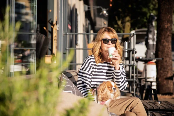 Donna Sorridente Che Indossa Occhiali Sole Vestiti Casual Mentre Seduta — Foto Stock