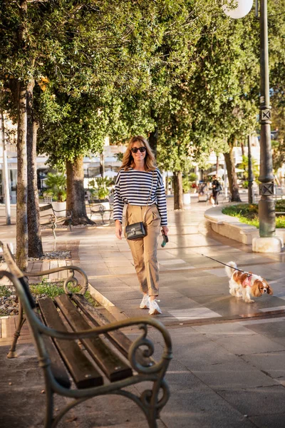 Mujer Atractiva Paseando Perro Ciudad Mujer Feliz Usando Gafas Sol — Foto de Stock