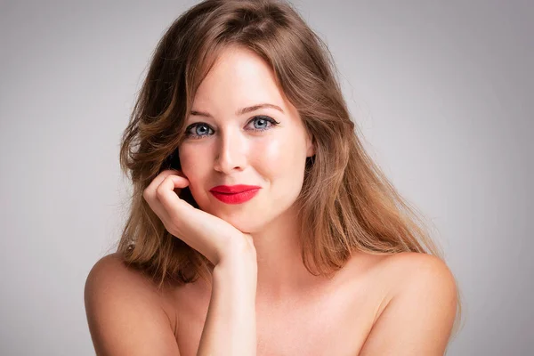 Headshot Vacker Ung Kvinna Med Perfekt Hud Och Klassisk Makeup — Stockfoto
