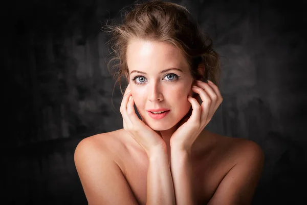 Imagen Hermosa Mujer Joven Con Piel Perfecta Maquillaje Posando Fondo —  Fotos de Stock