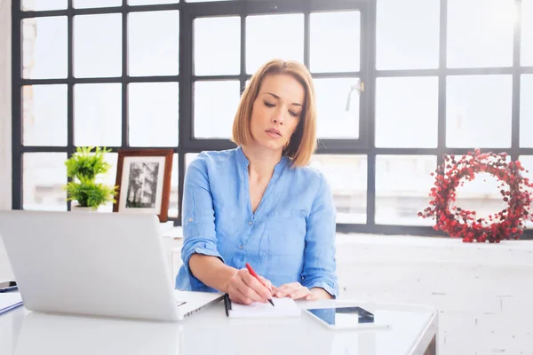 Kendine Güvenen Bir Kadını Masada Oturuyor Ofiste Evrak Işleriyle Uğraşıyor — Stok fotoğraf