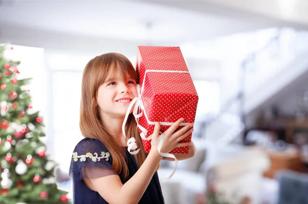 Girato Una Bella Bambina Con Confezione Regalo Mano Sullo Sfondo — Foto Stock