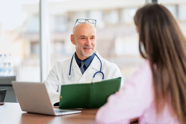 Shot Male Doctor Explaining Female Patient While Sitting Office Laptop — Stok fotoğraf