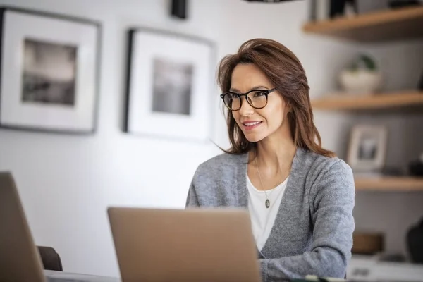 Denkende Frau Mit Brille Und Lässiger Kleidung Während Sie Von — Stockfoto