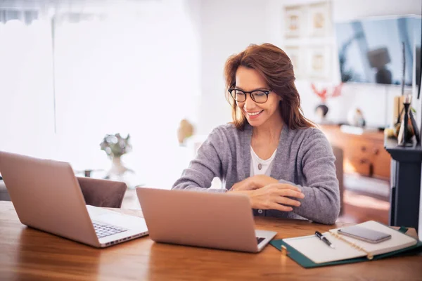 Sorrindo Mulher Negócios Ter Chamada Vídeo Enquanto Sentado Casa Trabalhando — Fotografia de Stock